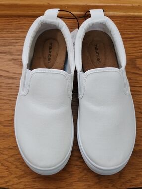 NWT MAURICES SIZE 8 WHITE SLIPON CUSHIONED INSOLE CANVAS SHOES